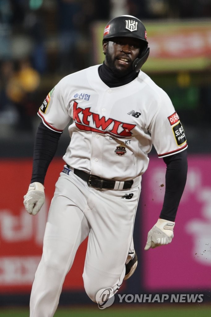 Anthony Alford of the KT Wiz runs the bases after hitting an RBI single against the Kia Tigers during the bottom of the third inning of a Korea Baseball Organization wild card game at KT Wiz Park in Suwon, 35 kilometers south of Seoul, on Oct. 13, 2022. (Yonhap)