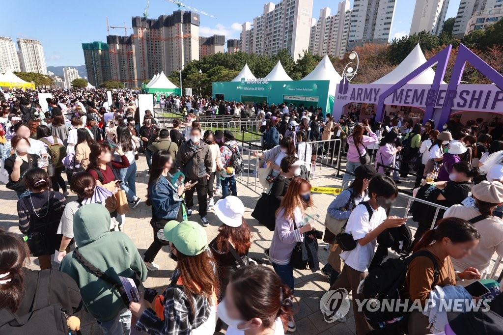 En la imagen de archivo, sin fechar, se muestra a los fanes de BTS, provenientes de todo el mundo, durante la celebración del concierto "Yet To Come in BUSAN", en la ciudad de Busan, en el sureste del país. 