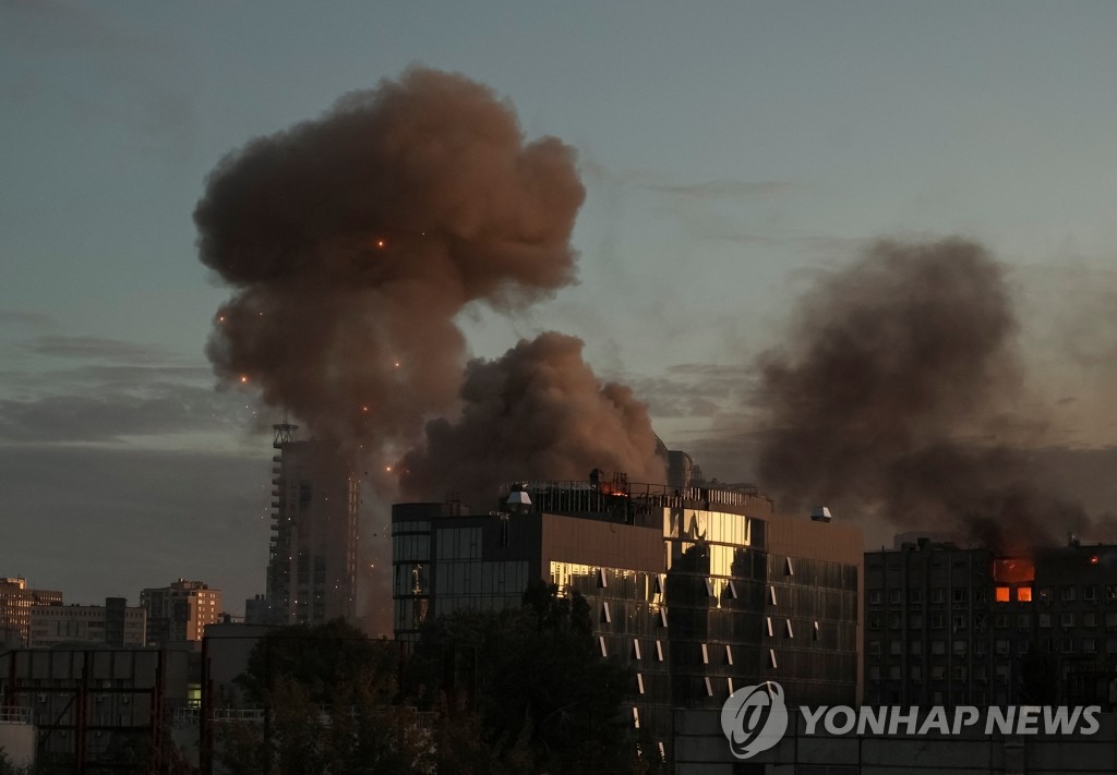 러시아 드론 공격으로 연기 치솟는 키이우 건물