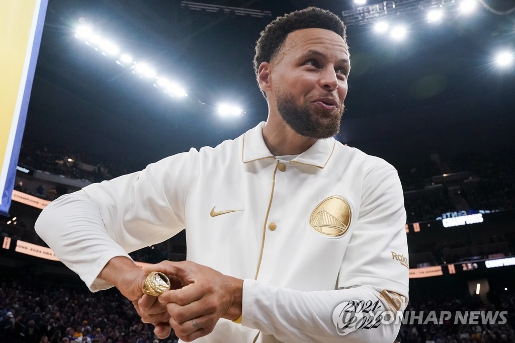 우승 반지 받고 기뻐하는 스테픈 커리 연합뉴스
