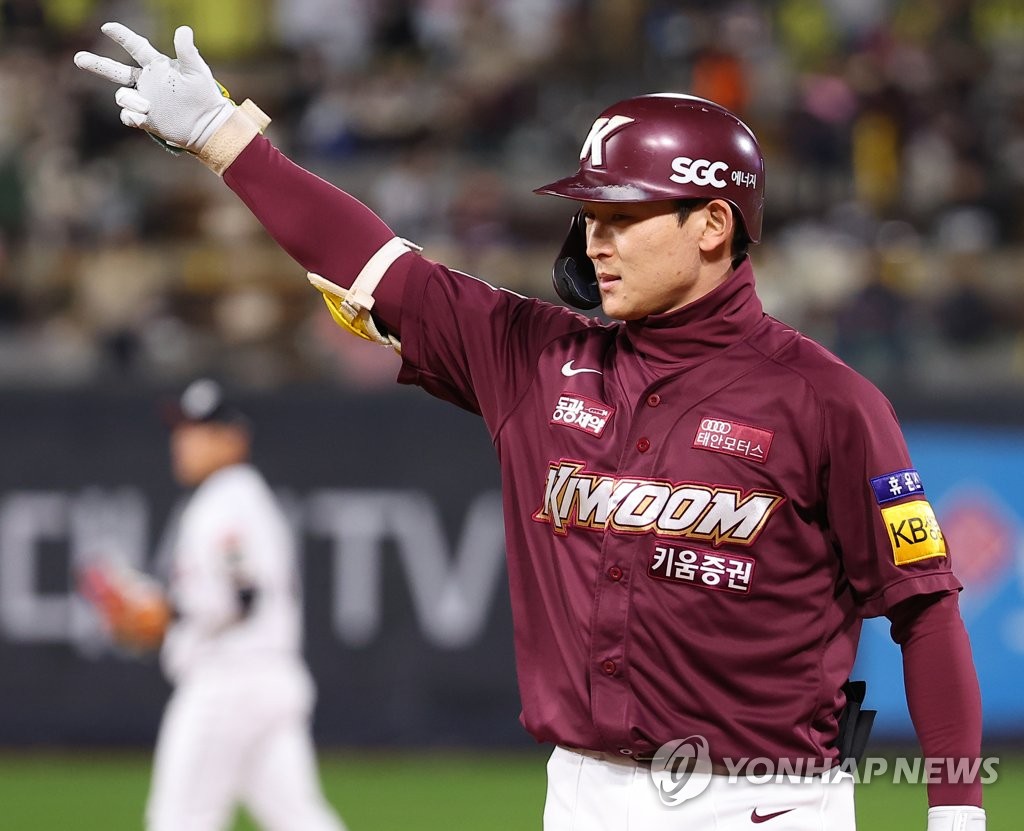 Kim Jun-wan of the Kiwoom Heroes celebrates his two-run single against the KT Wiz during the top of the fourth inning of Game 3 of the first round in the Korea Baseball Organization postseason at KT Wiz Park in Suwon, 35 kilometers south of Seoul, on Oct. 19, 2022. (Yonhap)