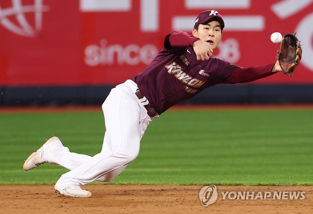 Kiwoom Heroes shortstop Kim Whee-jip makes a diving grab on a ball hit by Anthony Alford of the KT Wiz during the bottom of the seventh inning of Game 3 of the first round in the Korea Baseball Organization postseason at KT Wiz Park in Suwon, 35 kilometers south of Seoul, on Oct. 19, 2022. (Yonhap)