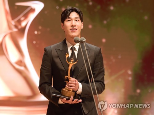 (LEAD) Short tracker Hwang Dae-heon named top male athlete of Beijing 2022 by ANOC