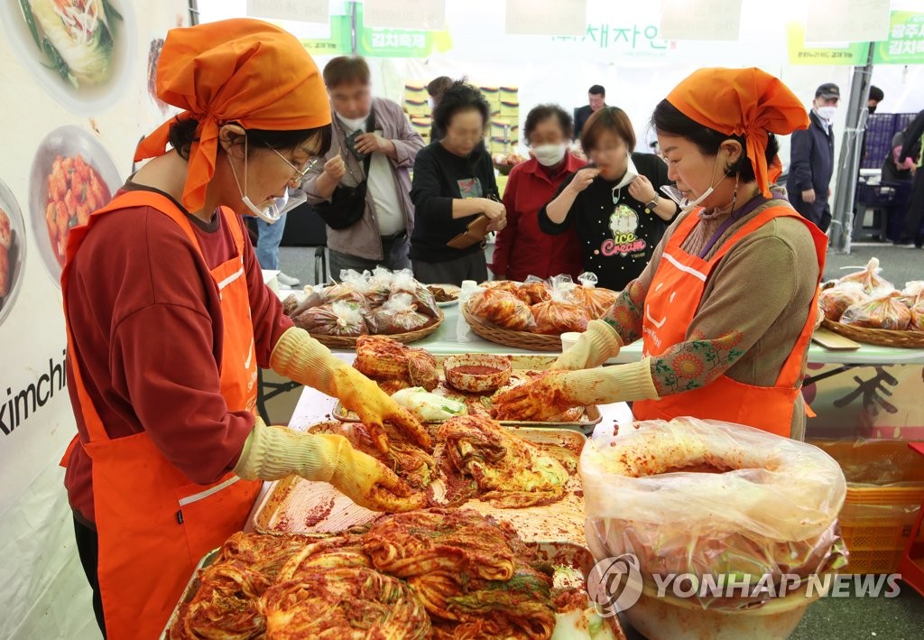 광주세계김치축제에서 김치 맛보는 시민