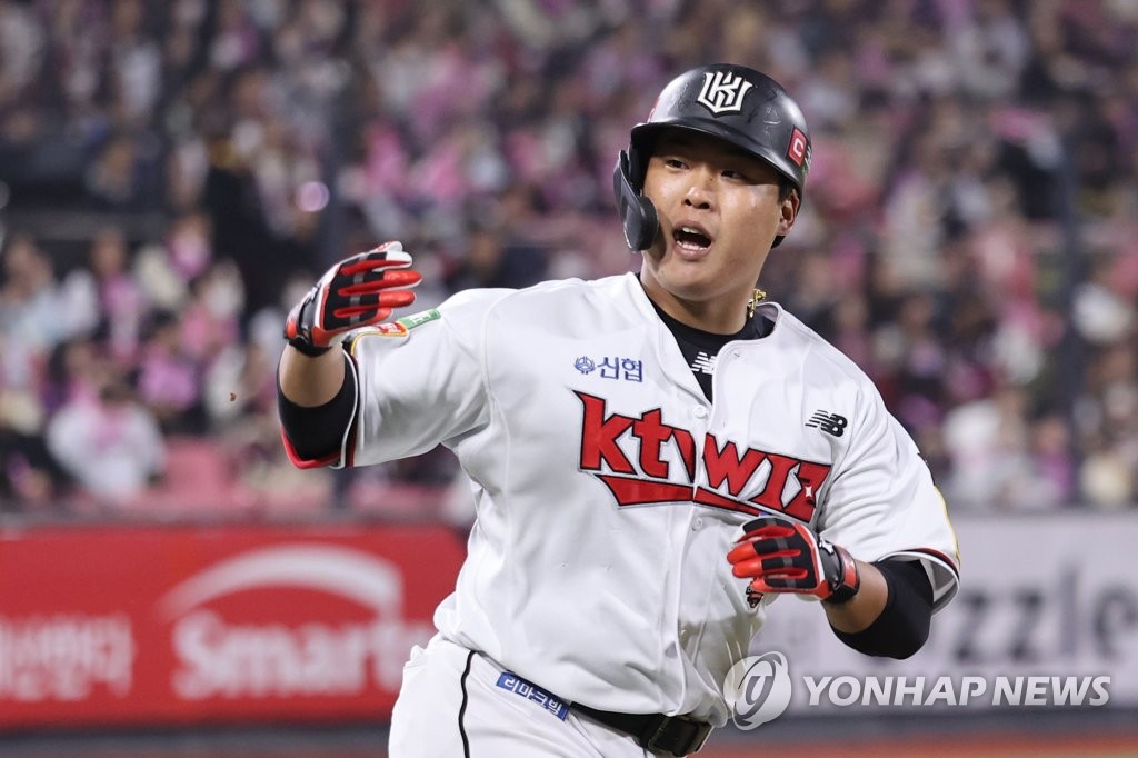 (LEAD) Wiz rally past Heroes to stave off elimination in KBO postseason