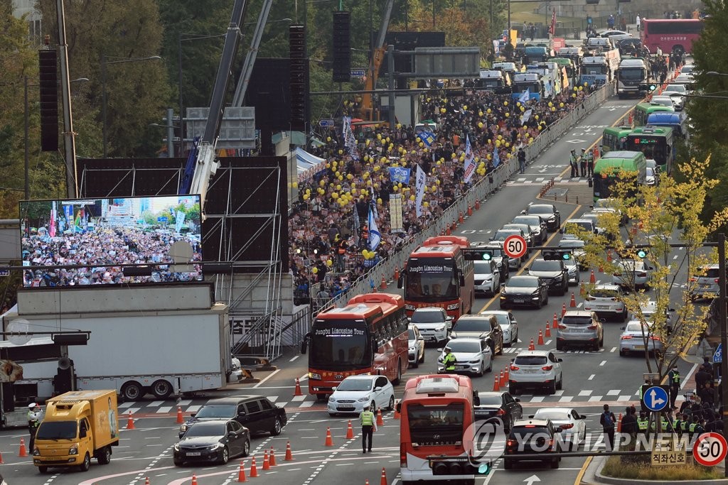 Des dizaines de milliers de militants conservateurs et progressistes ont organisé des rassemblements dans le centre de Séoul le 22 octobre 2022.