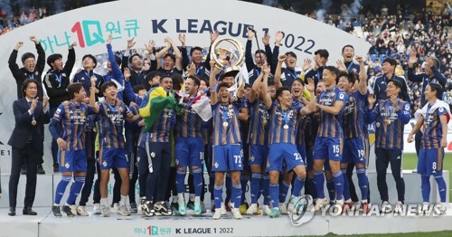 시즌 최다 2만4천명 앞에서…울산, 17년만의 K리그 대관식