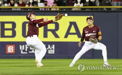 LEAD) Twins defeat Heroes to open KBO postseason series behind timely  errors