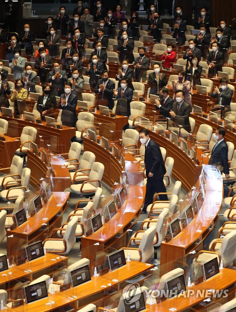 El presidente surcoreano, Yoon Suk-yeol (centro), ingresa a una sesión plenaria de la Asamblea Nacional, en Seúl, el 25 de octubre de 2022, para dar un discurso sobre la política fiscal del próximo año, en medio del boicot de la sesión por parte de la principal oposición, el Partido Democrático (DP, por sus siglas en inglés), por lo que este califica como represión de la oposición. (Fotografía del cuerpo de prensa. Prohibida su reventa y archivo)