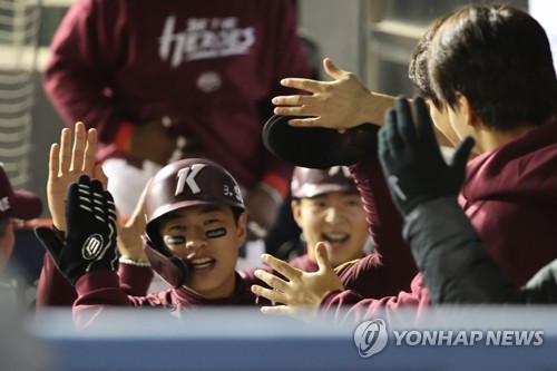 LEAD) Twins defeat Heroes to open KBO postseason series behind