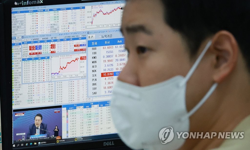 銀行のディーリングルームにあるパソコンモニター（資料写真）＝（聯合ニュース）