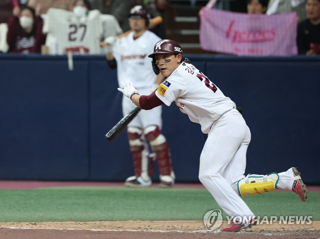 Kim Tae-jin of the Kiwoom Heroes hits an RBI single against the LG Twins during the bottom of the sixth inning of Game 3 of the second round in the Korea Baseball Organization postseason at Gocheok Sky Dome in Seoul on Oct. 27, 2022. (Yonhap)