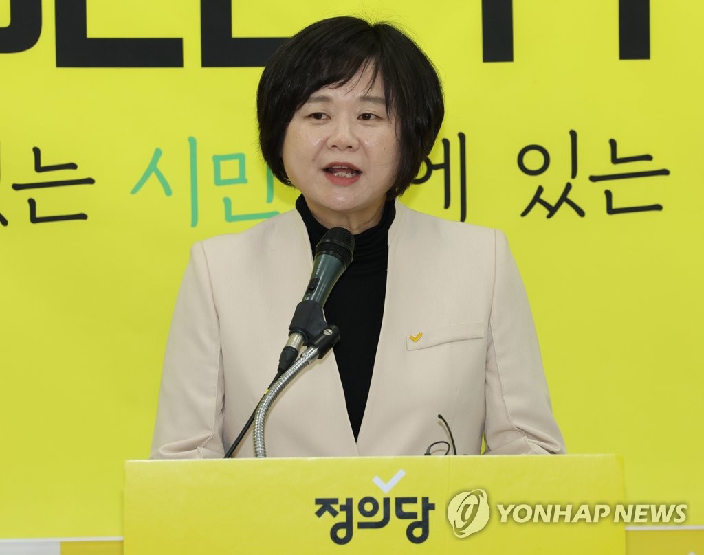 Lee Jeong-mi pronuncia un discurso de aceptación, el 28 de octubre de 2022, luego de ser elegida como la nueva líder del progresista minoritario Partido para la Justicia, en la Asamblea Nacional, en el oeste de Seúl.