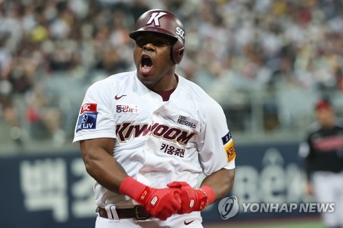 25th Mar, 2022. Baseball: Kiwoom Heroes vs. Kia Tigers Kiwoom Heroes  outfielder Yasiel Puig swings the bat during a Korea Baseball Organization  preseason game against the Kia Tigers at Gwangju-Kia Champions Field