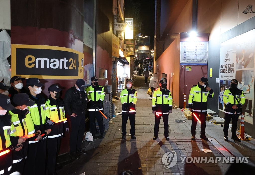 梨泰院で２９日夜、ハロウィーンイベントに押し寄せた多数の人が転倒した事故で、韓国消防当局は３０日午前６時現在、１４９人が死亡し、７６人が負傷したと発表した。写真は事故現場＝（聯合ニュース）