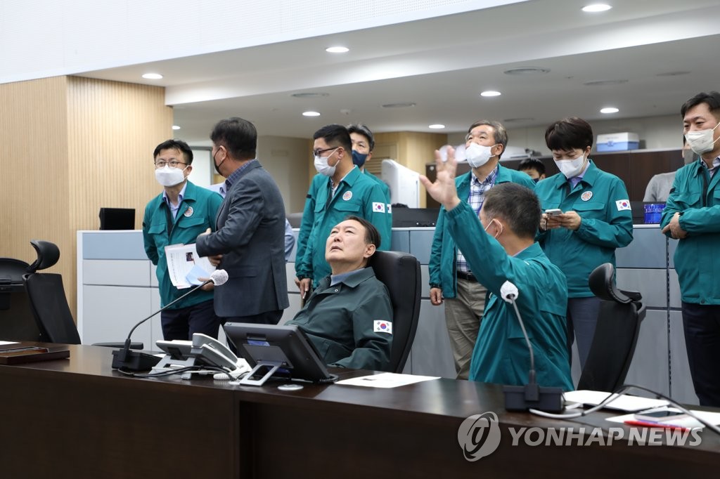 Yoon à une réunion d'urgence