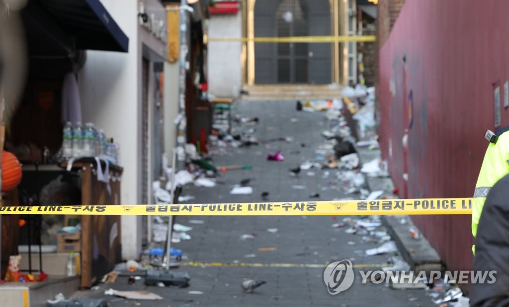 This photo shows the back alley in Seoul's Itaewon district, where 151 people were crushed to death on Oct. 29, 2022 amid a surge of Halloween partygoers. (Yonhap)