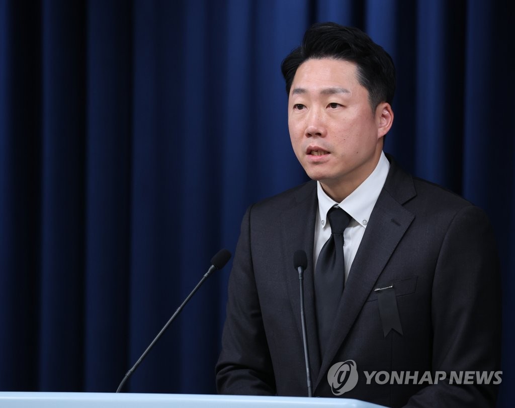 El portavoz presidencial adjunto, Lee Jae-myoung, habla a la prensa, el 31 de octubre de 2022, en la oficina presidencial, en Seúl.