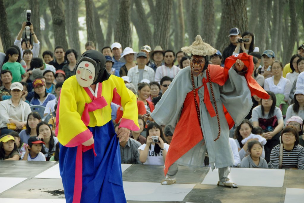 La imagen sin fechar, proporcionada por la Administración del Patrimonio Cultural, muestra a unas personas realizando un espectáculo de "talchum", la danza tadicional de máscaras coreana. (Prohibida su reventa y archivo)