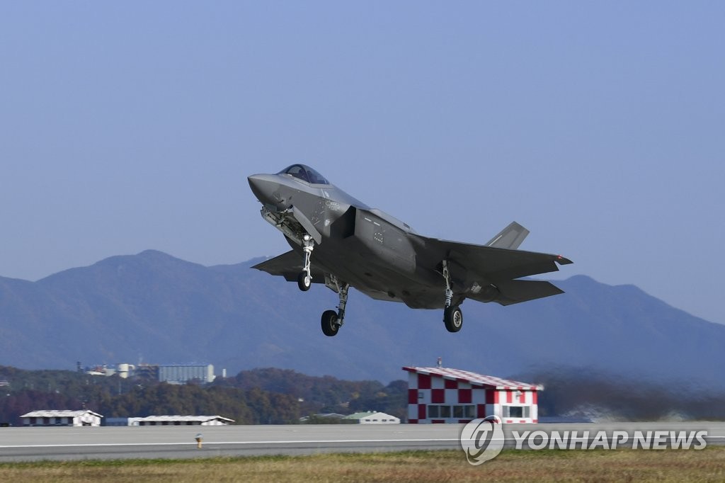 La foto sin fechar, publicada, el 1 de noviembre de 2022, por la Fuerza Aérea de Corea del Sur, muestra un caza surcoreano F-35A despegando de una base aérea, en Cheongju, para participar en los ejercicios aéreos conjuntos a gran escala Vigilant Storm, de Seúl y Washington. (Prohibida su reventa y archivo)