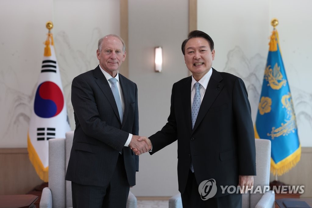 President Yoon Suk-yeol (R) shakes hands with Richard Haass, president of the U.S. Council on Foreign Relations, at the presidential office in Seoul on Nov. 2, 2022, in this photo provided by his office. (PHOTO NOT FOR SALE) (Yonhap)