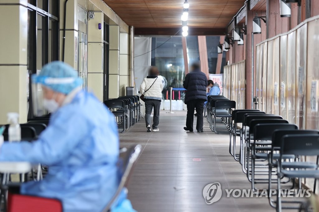 This photo taken on Nov. 3, 2022, shows a COVID-19 testing center in Songpa, eastern Seoul. (Yonhap)