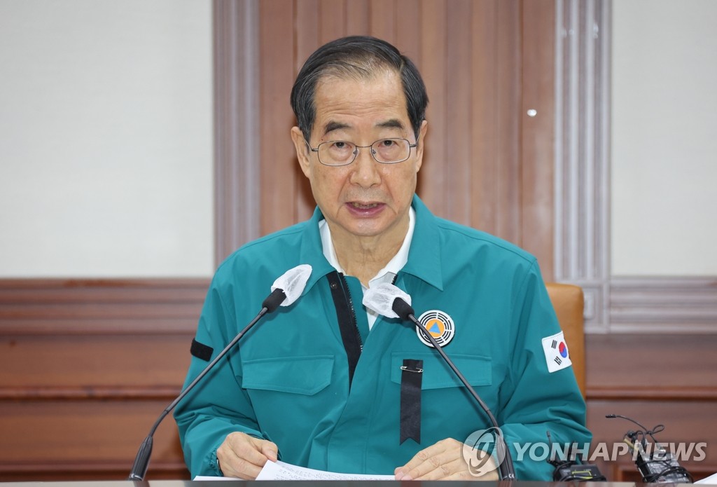 El primer ministro surcoreano, Han Duck-soo, habla en una reunión de respuesta a la estampida de Itaewon, celebrada, el 4 de noviembre de 2022, en el complejo gubernamental, en Seúl.