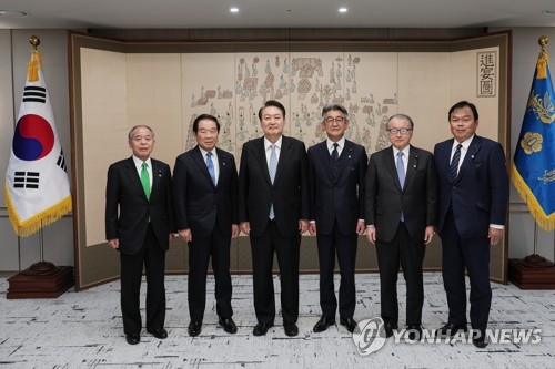 الرئيس «يون» يطلب من نواب البرلمان اليابانيين المساعدة في زيادة التبادلات الشعبية