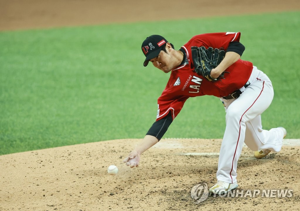 Park Jong-hun of the SSG Landers pitches against the Kiwoom Heroes during the bottom of the eighth inning of Game 3 of the Korean Series at Gocheok Sky Dome in Seoul on Nov. 4, 2022. (Yonhap)