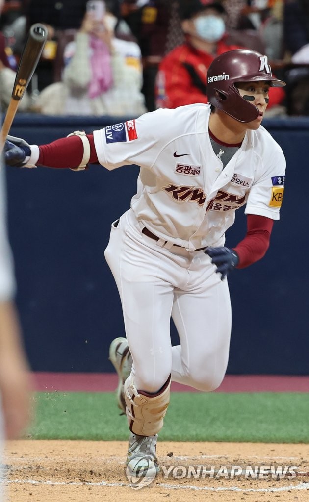 In this file photo from Nov. 5, 2022, Lee Jung-hoo of the Kiwoom Heroes hits an RBI single against the SSG Landers during the bottom of the third inning of Game 4 of the Korean Series at Gocheok Sky Dome in Seoul. (Yonhap)