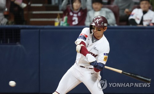 In this file photo from Nov. 5, 2022, Lee Jung-hoo of the Kiwoom Heroes hits an RBI single against the SSG Landers during the bottom of the third inning of Game 4 of the Korean Series at Gocheok Sky Dome in Seoul. (Yonhap)