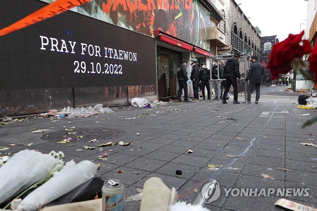 Police officers and National Forensic Service investigators conduct a forensic examination at the scene of the Itaewon tragedy, where at least 156 people were killed, in Seoul on Nov. 7, 2022. (Yonhap)