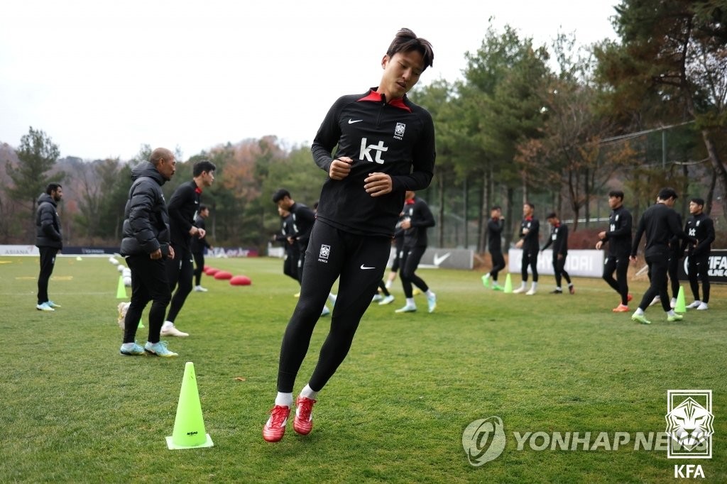 South Korean defender Kwon Kyung-won trains with the men's national football team at the National Football Center in Paju, Gyeonggi Province, on Nov. 7, 2022, in this photo provided by the Korea Football Association. (PHOTO NOT FOR SALE) (Yonhap)