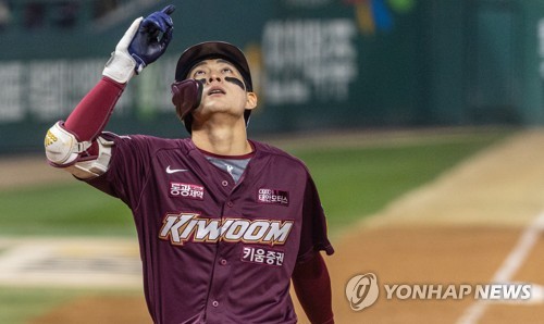 In this file photo from Nov. 8, 2022, Lee Jung-hoo of the Kiwoom Heroes celebrates after hitting a solo home run against the SSG Landers during the top of the sixth inning of Game 6 of the Korean Series at Incheon SSG Landers Field in Incheon, 30 kilometers west of Seoul. (Yonhap)