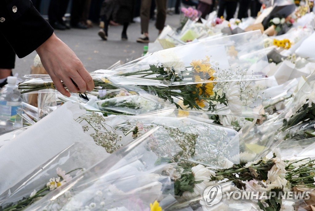 계속되는 이태원 참사 희생자 추모