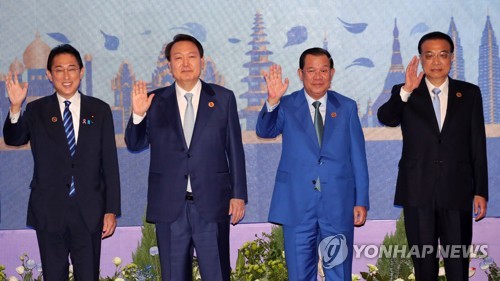 يوون يعرب عن أمله في تنشيط بوتيرة سريعة للتعاون بين كوريا الجنوبية والصين واليابان