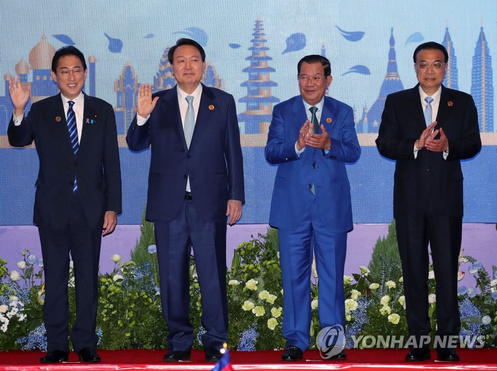 ＡＳＥＡＮプラス３首脳会議に出席した韓国の尹錫悦（ユン・ソクヨル）大統領（左から２人目）と岸田文雄首相（左端）、中国の李克強首相（右端）＝１２日、プノンペン（聯合ニュース）