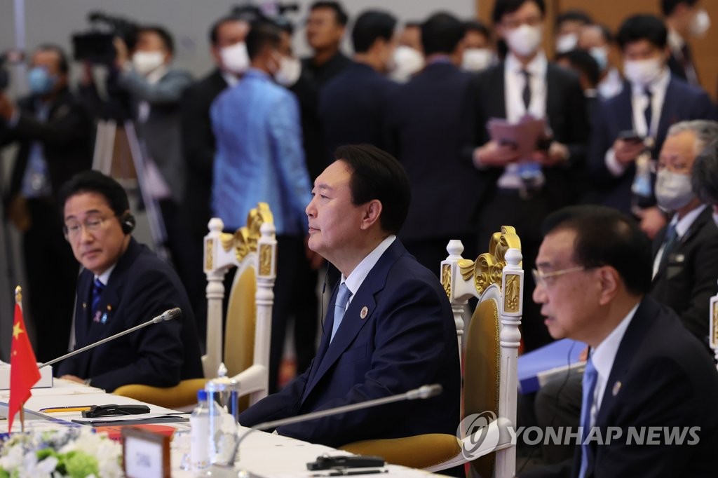 Le président Yoon Suk-yeol (au centre) écoute le samedi 12 novembre 2022 l'intervention du Premier ministre chinois Li Keqiang (à dr.) lors du sommet Asean plus trois à Phnom Penh. A droite de Yoon se trouve le Premier ministre japonais Fumio Kishida. 