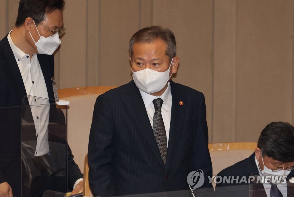 Le ministre de l'Intérieur et de la Sécurité Lee Sang-min arrive le lundi 14 novembre 2022 à l'Assemblée nationale à Séoul pour participer à une séance plénière du comité spécial sur les budgets et les comptes.