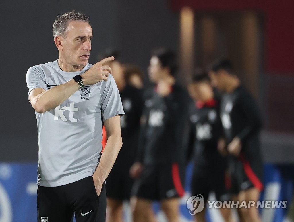 El director técnico de la selección masculina de fútbol de Corea del Sur, Paulo Bento, dirige una sesión de entrenamiento, el 14 de noviembre de 2022 (hora local), en la Instalación de Entrenamiento Al Egla, antes de la Copa Mundial de la FIFA.