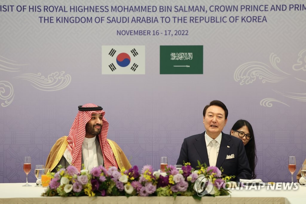 Le président Yoon Suk-yeol et le prince héritier d'Arabie saoudite, Mohammed ben Salmane, lors d'un déjeuner officiel à la résidence présidentielle à Yongsan, dans le centre de Séoul, le jeudi 17 novembre 2022. (Photo fournie par le bureau présidentiel. Revente et archivage interdits)