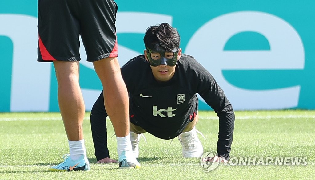 Le capitaine de l'équipe nationale de football, Son Heung-min, portant un masque de protection, s'entraîne au complexe sportif d'Al Egla à Doha, au Qatar, le jeudi 17 novembre 2022 (heure locale), à trois jours du début de la Coupe du monde 2022.