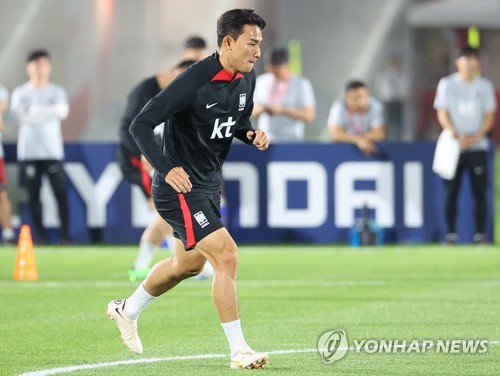 Cho Yu-min of South Korea trains for the FIFA World Cup at Al Egla Training Site in Doha on Nov. 17, 2022. (Yonhap)