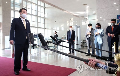 الرئيس يون يوقف "لقاءه مع الصحفيين" عند وصوله الى المكتب الرئاسي ابتداء من اليوم