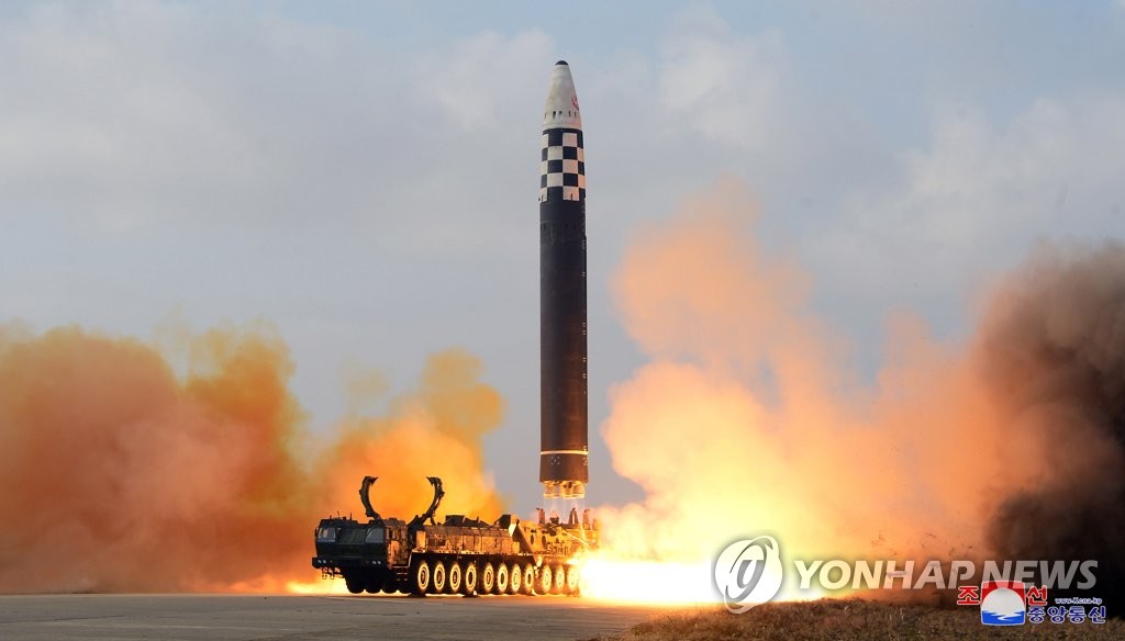 La foto, publicada, el 19 de noviembre de 2022, por la Agencia Central de Noticias de Corea del Norte (KCNA, según sus siglas en inglés), muestra el lanzamiento de un misil balístico intercontinental por parte de Corea del Norte. (Uso exclusivo dentro de Corea del Sur. Prohibida su distribución parcial o total)