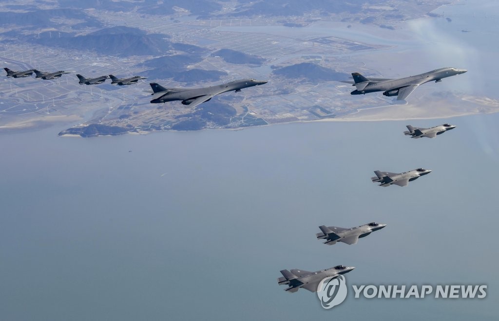 북한, 항공절 10주년에 공군력 과시… "원수들 무릎 꿇었다"