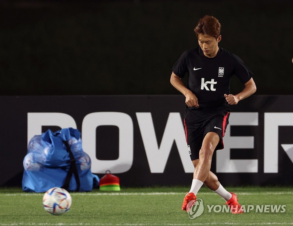 Kim Jin-su of South Korea trains for the FIFA World Cup at Al Egla Training Site in Doha on Nov. 19, 2022. (Yonhap)