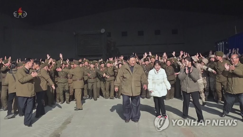 나란히 선 북한 김정은 가족