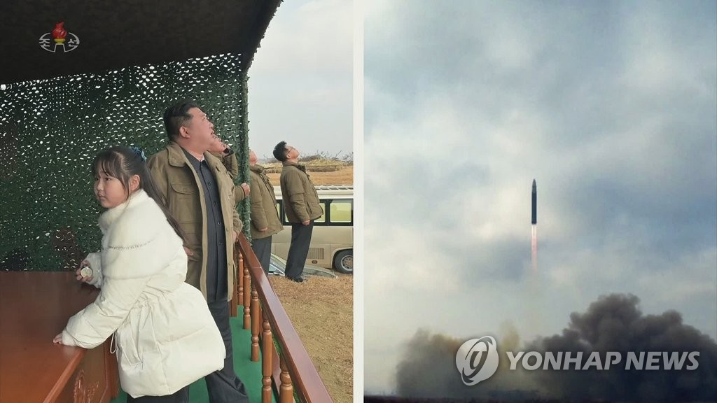 ICBM 발사 참관하는 김정은 국무위원장과 딸