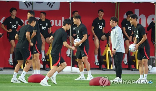 South Korean players train for the FIFA World Cup at Al Egla Training Site in Doha on Nov. 21, 2022. (Yonhap)